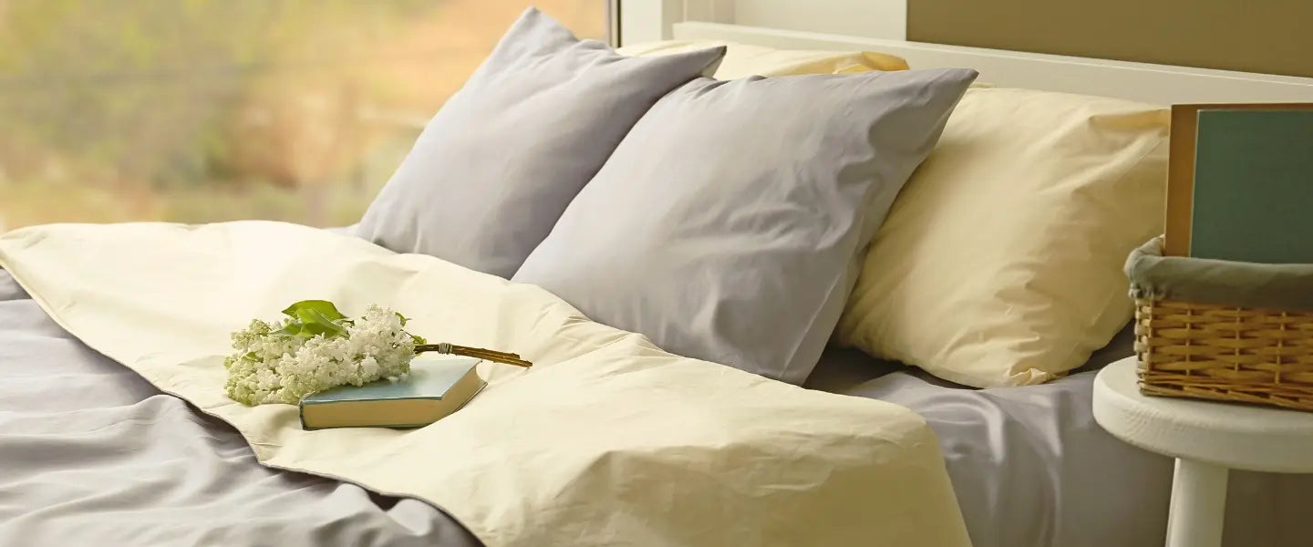 Lit avec housse de couette en coton bio jaune beurre et taies d'oreiller gris clair - Linge de lit écoresponsable et élégant