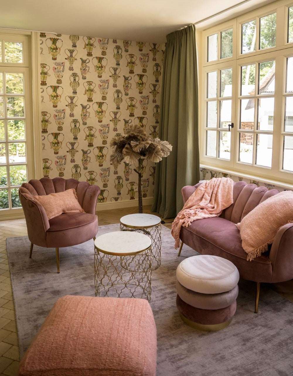 Plaid et coussins rose saumon dans salon canapé rose poudré
