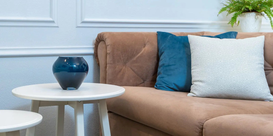 Coussins camaïeu bleu sur canapé beige -entretien des coussins de canapé