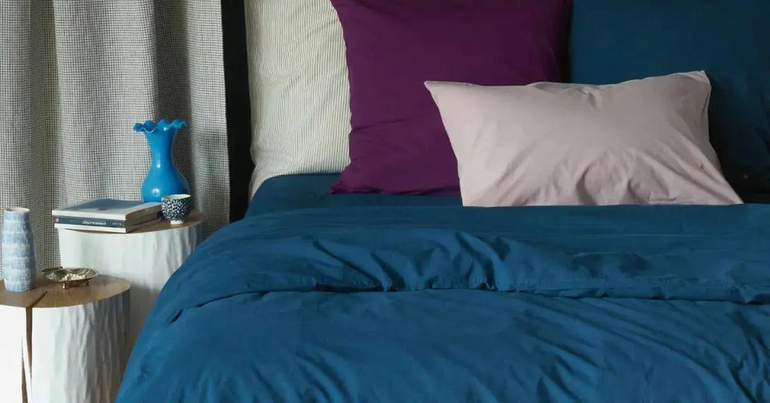 Housse de couette 240x260 en coton bio sur un lit - coloris bleu uni - taies d'oreiller assorties