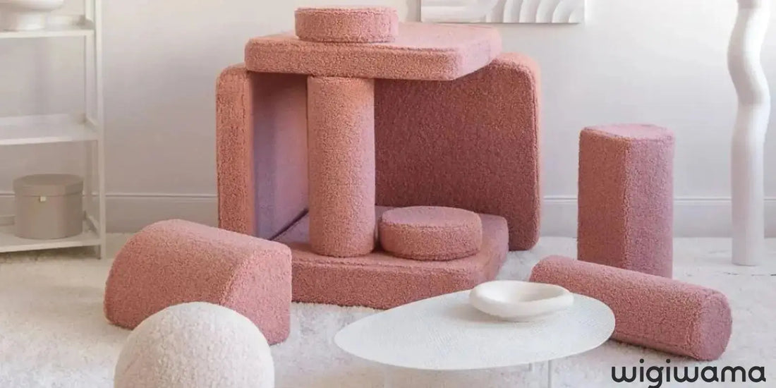 Wigiwama déco enfantine élégante et durable avec des poufs et des coussins
