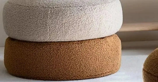 Poufs en tissu teddy moelleux en coloris beige et caramel