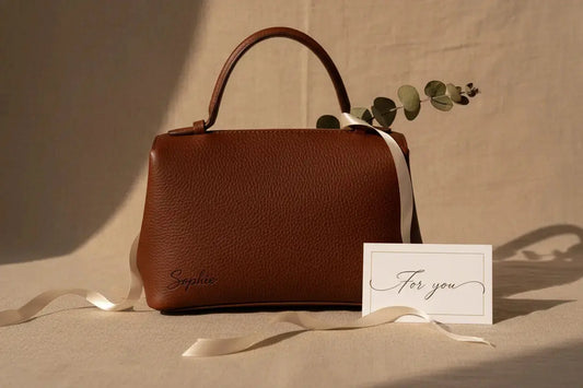 Sac en cuir marron personnalisé avec gravure laser prénom, carte message et ruban - Coussin Dorsey