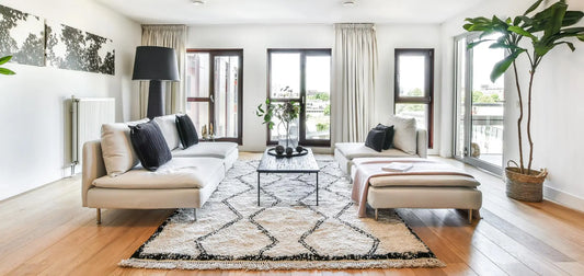 Salon avec un grand tapis blanc et noir