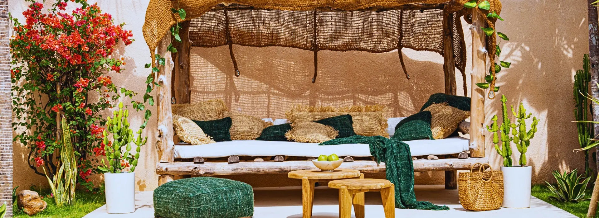 Voile d'ombrage en fibre de coco sur une canapé extérieur, coussins bohème et pouf vert en coton - Collection outdoor