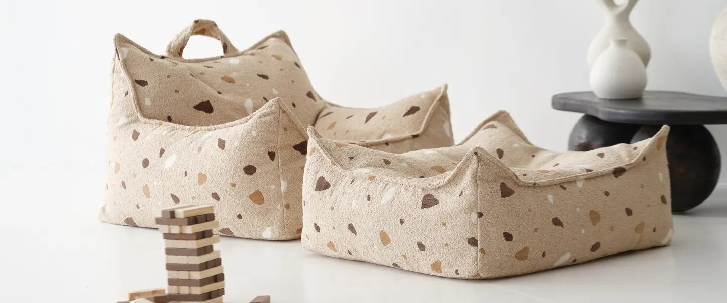 Poufs poire et pouf carré motifs terrazzo beige en tissu bouclette - Wigiwama