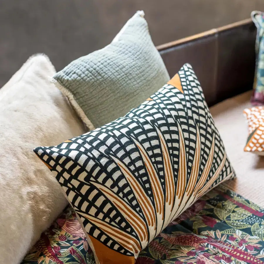 Coussin Brodé Ewan Cuivre - 100% coton - fougères cuivrées, feuillage noir graphique Vivaraise