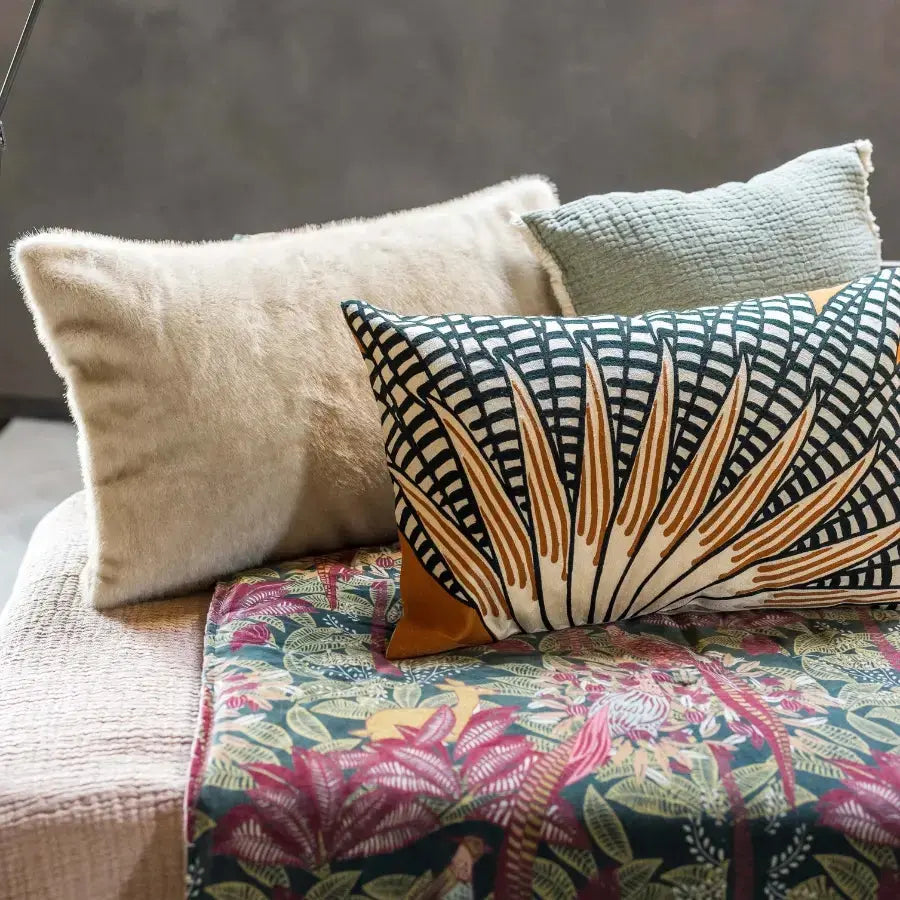 Coussin Brodé Ewan Cuivre - 100% coton - fougères cuivrées, feuillage noir graphique Vivaraise