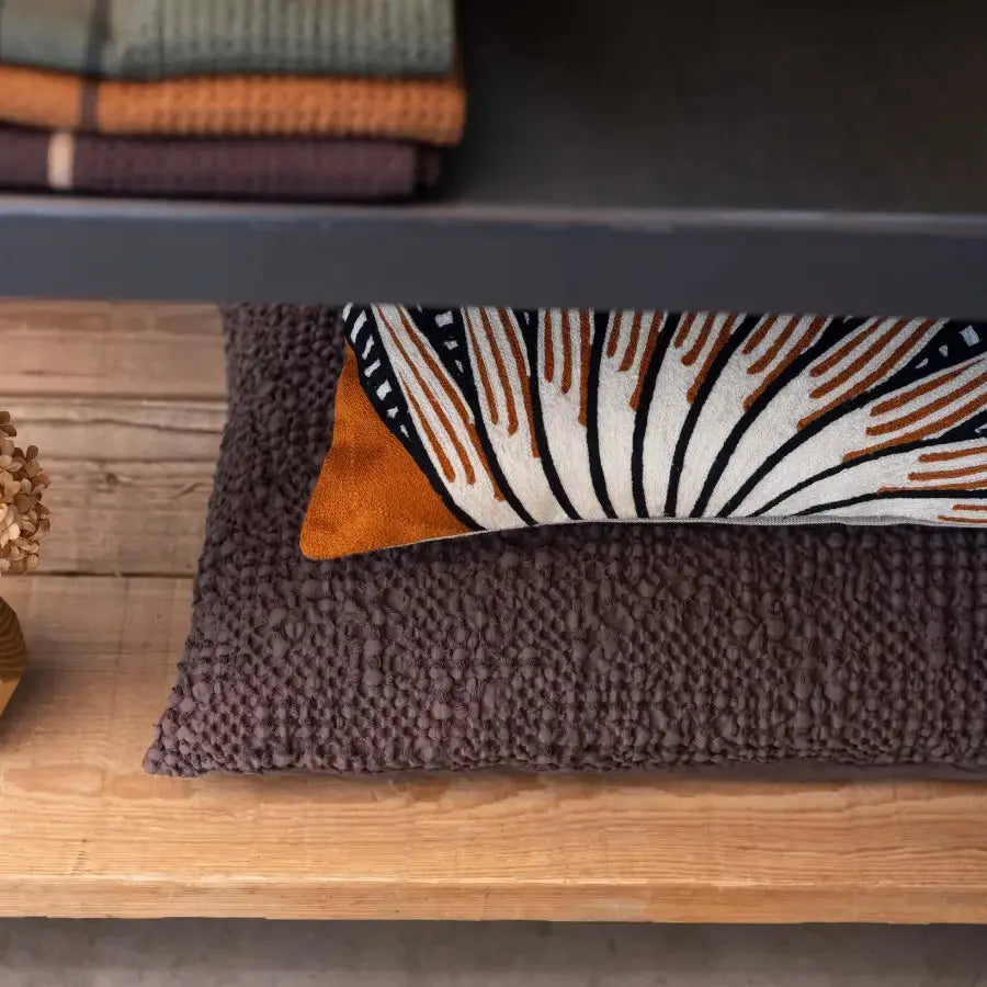 Coussin Brodé Ewan Cuivre - 100% coton - fougères cuivrées, feuillage noir graphique Vivaraise