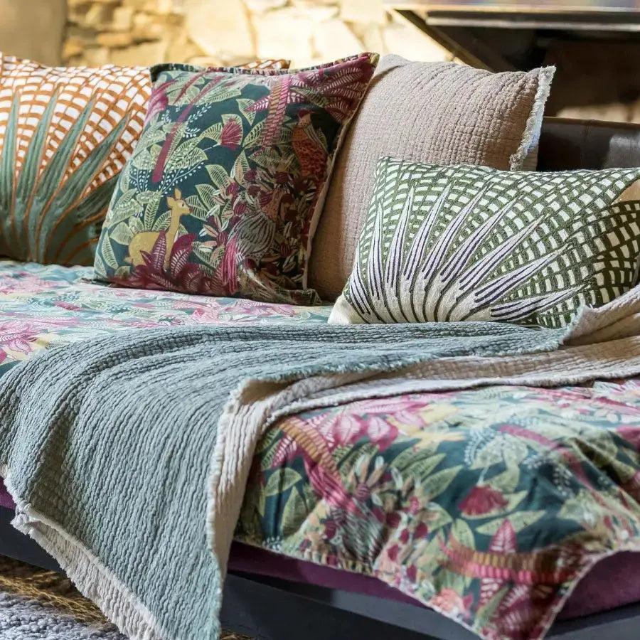 Coussin Brodé Ewan Lin en coton Oeko-Tex - motif feuillage nature Vivaraise