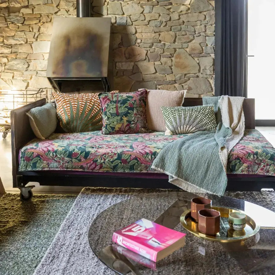 Coussin Brodé Ewan Lin en coton Oeko-Tex - motif feuillage nature Vivaraise