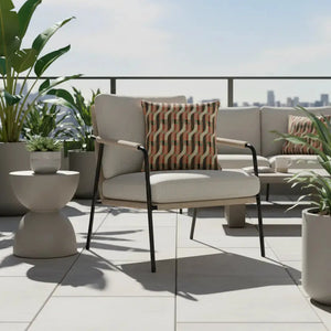 Coussin Extérieur Kali Dragée posé sur un fauteuil sur terrasse 