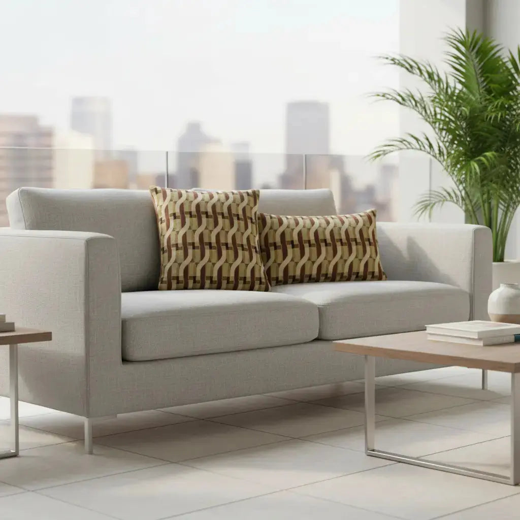 Deux coussins outdoor Kali Moka posés sur canapé sur une terrasse lumineuse