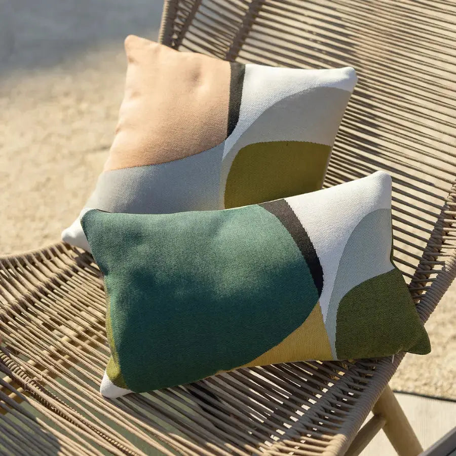 Coussins outdoor - Leana  Moka et Opaline sur chaise en osier