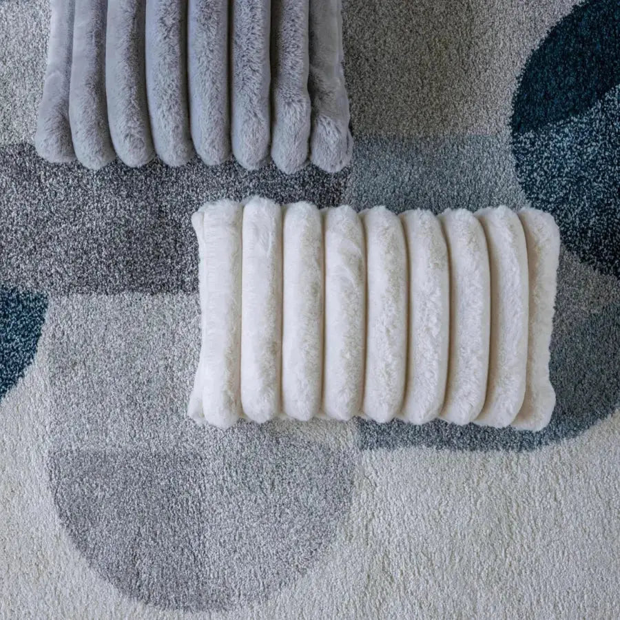 Coussin Fausse Fourrure Blanc Neige- Alice Vivaraise