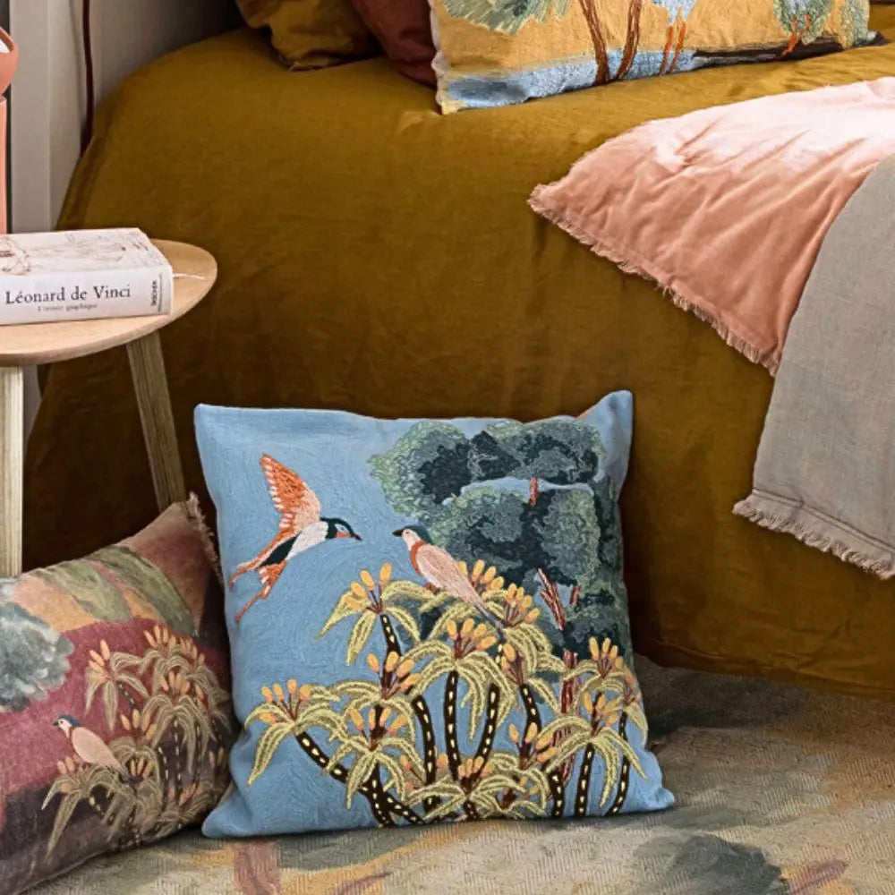 Coussin brodé bleu multicolore Lola 45x45 cm