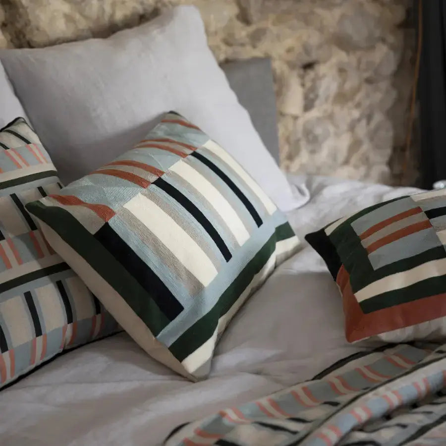 Coussin brodé graphique en coton Jason Cèdre - bandes rythmées - Vivaraise