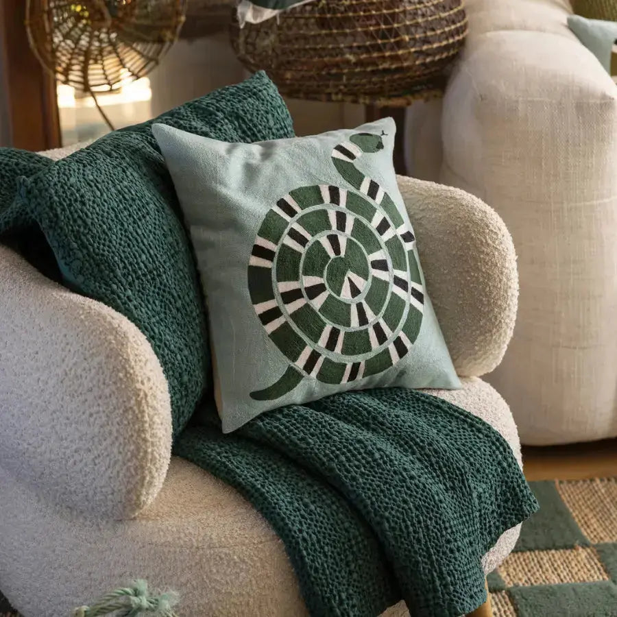 Coussin brodé graphique en coton Yoka Ciel - motif serpent - Vivaraise