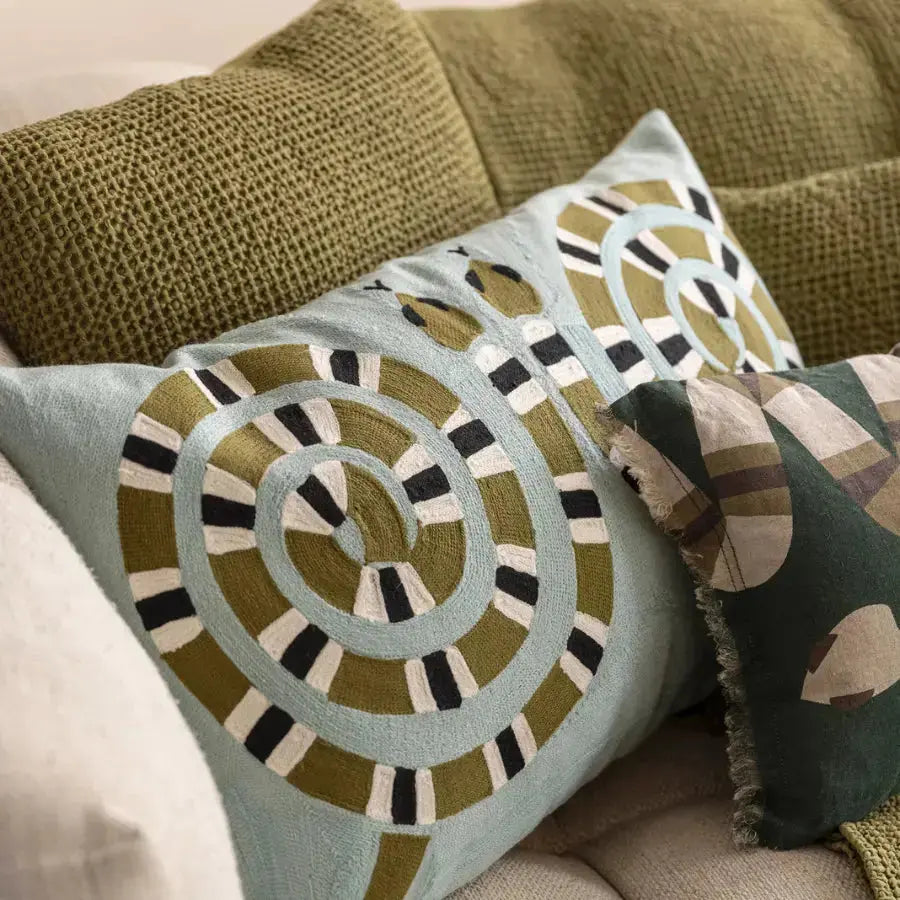 Coussin brodé graphique en coton Yoka Ciel - motif serpent - Vivaraise