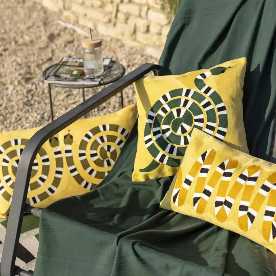 Coussin brodé graphique en coton Yoka Mangue - motif serpent - relief élégant - Vivaraise