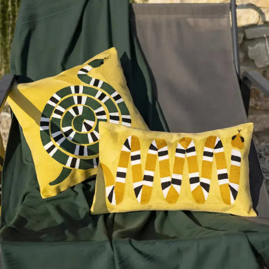 Coussin brodé graphique en coton Yoka Mangue - motif serpent - relief élégant - Vivaraise