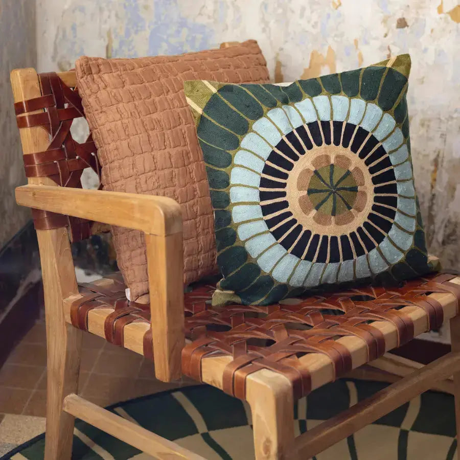 Coussin brodé multicolore Zeno - motif floral graphique - Vivaraise