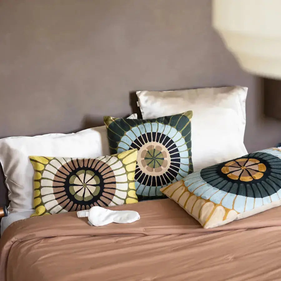 Coussin brodé multicolore Zeno - motif floral graphique - Vivaraise