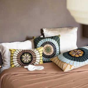 Coussin brodé multicolore Zeno - motif floral graphique - Vivaraise