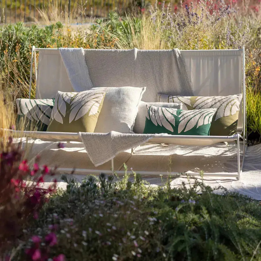 Coussin décoratif en lin et coton Nilos Cèdre - motif feuille appliqué - Vivaraise