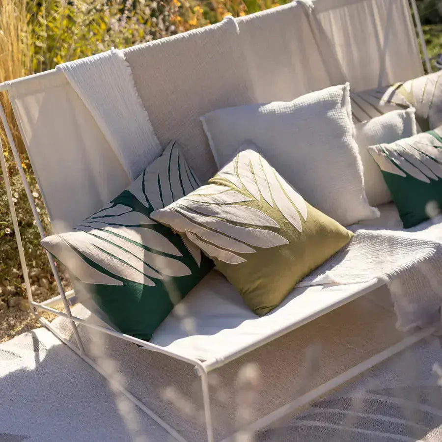 Coussin décoratif en lin et coton Nilos Cèdre - motif feuille appliqué - Vivaraise