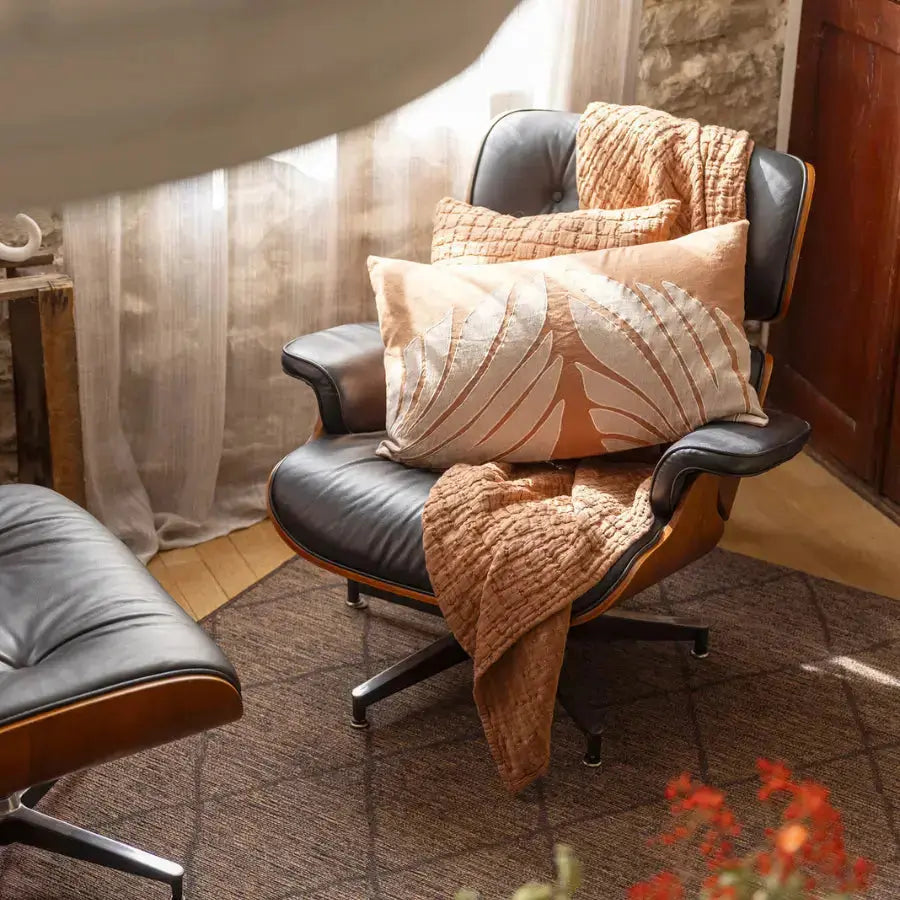 Coussin décoratif en lin et coton Nilos Moka - feuillage délicat - Vivaraise