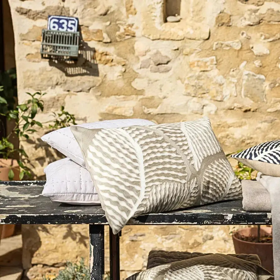 Coussin en coton Brode - Flora Galet - 40x65 Vivaraise