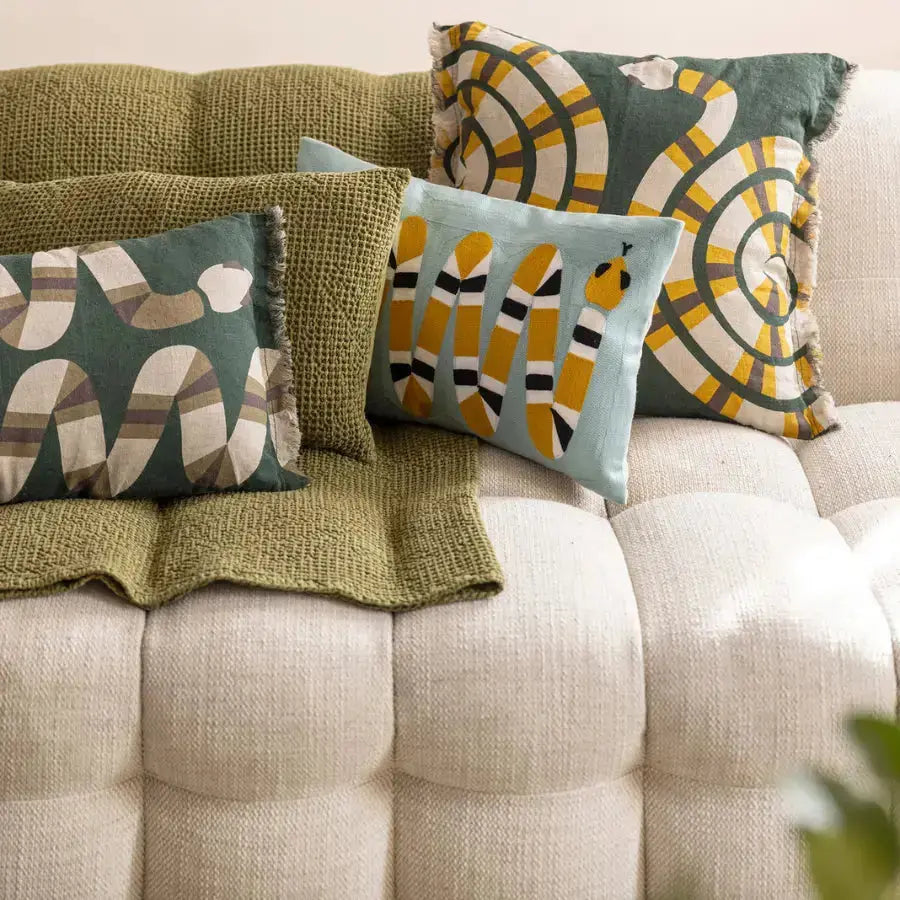 Coussin en lin imprimé Zeff Yoka Abysse motif graphique serpent Vivaraise