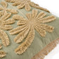 Housse de Coussin Vert Forêt - Tropical Breeze - 50x50 cm -  Détail  du motif palmier en relief naturel sur fond vert -Bazar Bizar