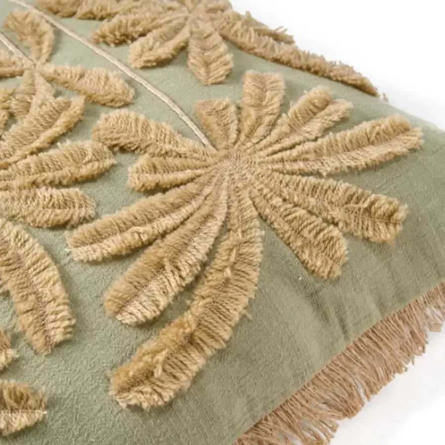 Housse de Coussin Vert Forêt - Tropical Breeze - 50x50 cm -  Détail  du motif palmier en relief naturel sur fond vert -Bazar Bizar