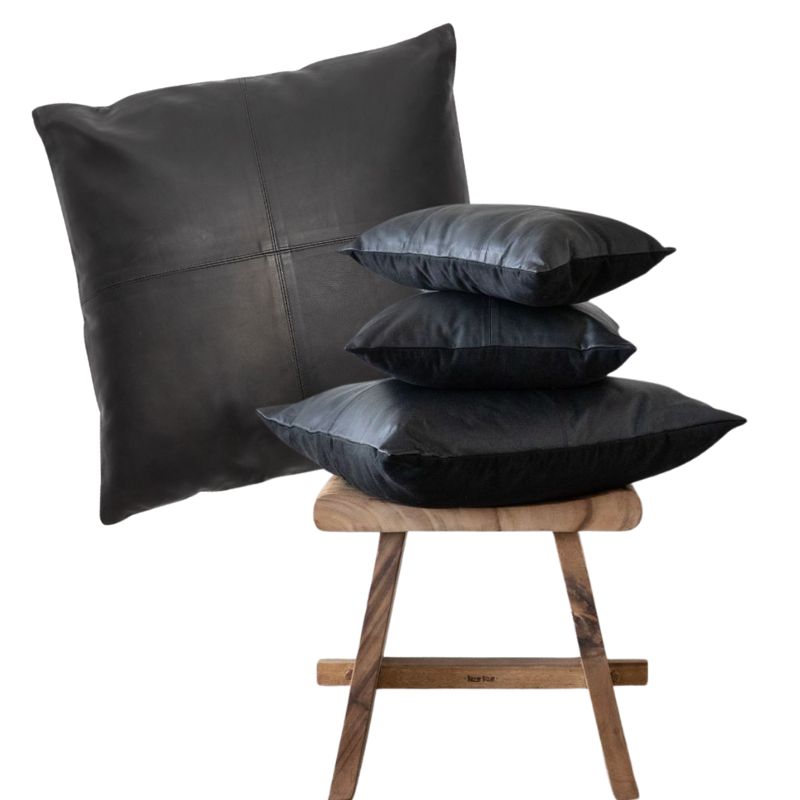 Coussins cuir noir sur tabouret bois