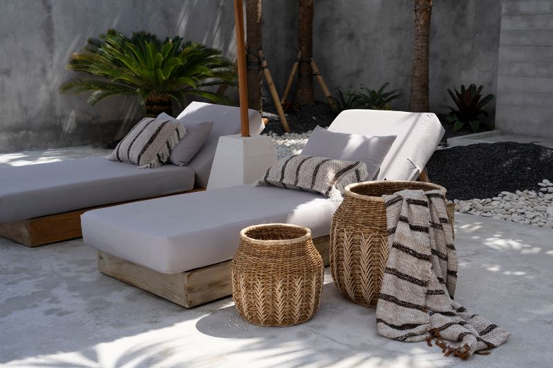 Coussins bohèmes blanc beige rayés brun sur fauteuils bain de soleil