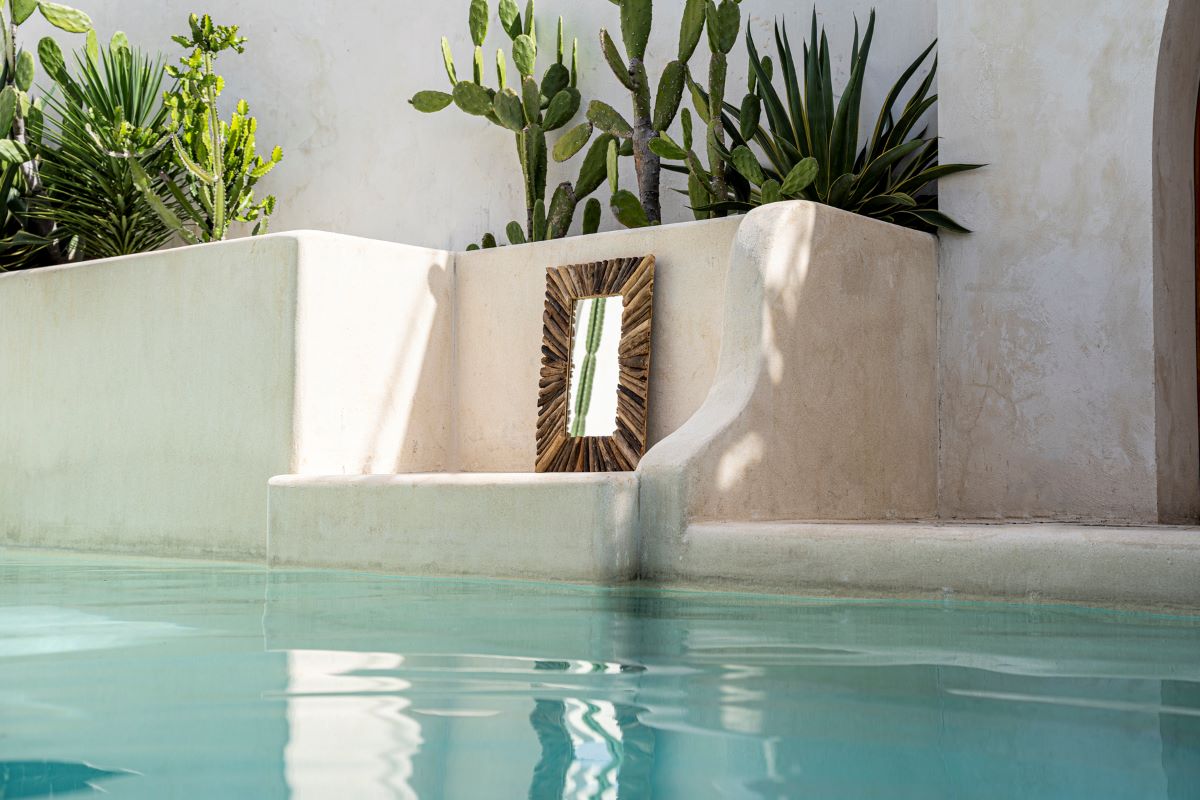 Miroir bois flotté naturel bord d'une piscine