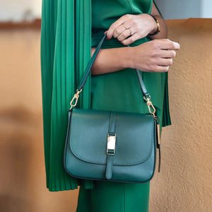 Sac bandoulière en cuir Nausica TL141598 porté par une femme - Tuscany Leather