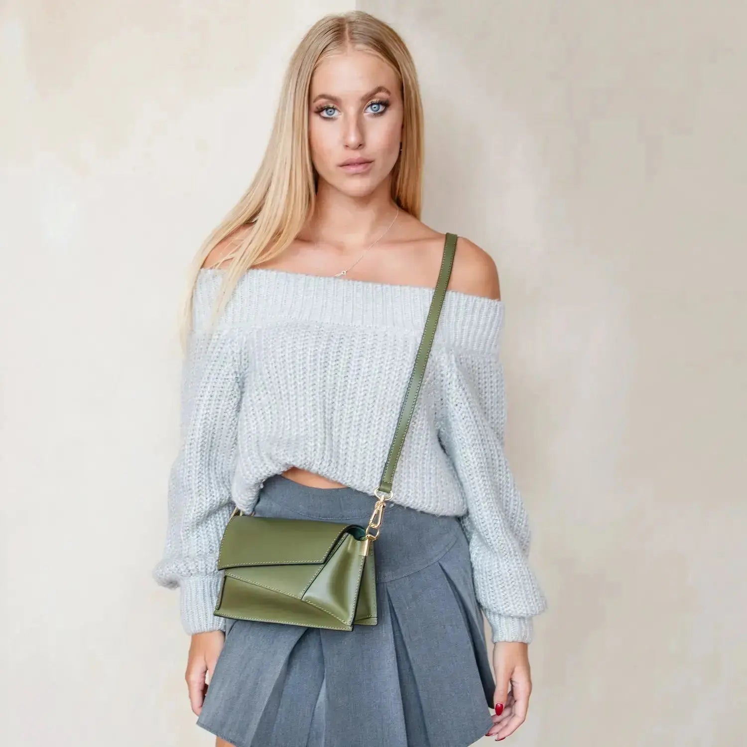 Femme portant un sac en cuir vert en  bandoulière – TLBAG TL142253 - Tuscany Leather