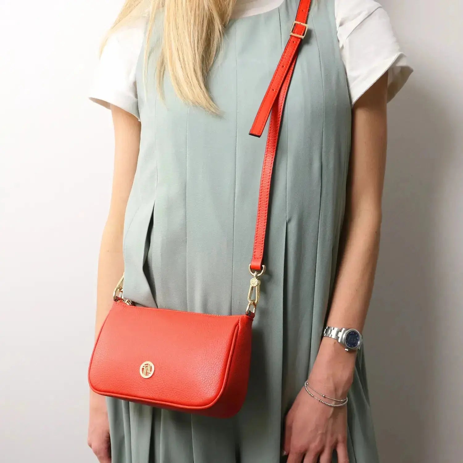 Sac à Main en Cuir Grainé Femme – Parfait Corail porté en bandoulière - TL142559 Tuscany Leather