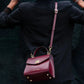 femme portant sac à main en cuir à l'épaule - tl bag tl142203 Tuscany Leather