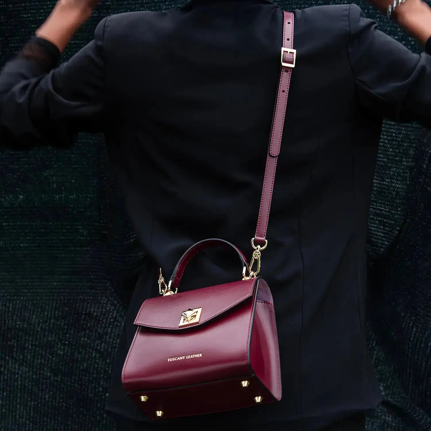 femme portant sac à main en cuir à l'épaule - tl bag tl142203 Tuscany Leather