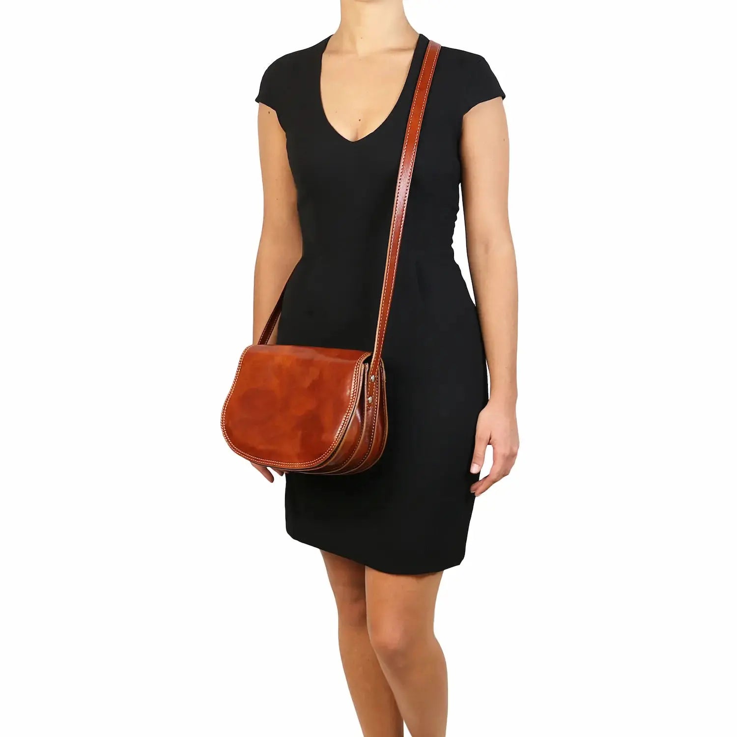 Femme portant Sac bandoulière en cuir Isabella TL9031 Tuscany Leather