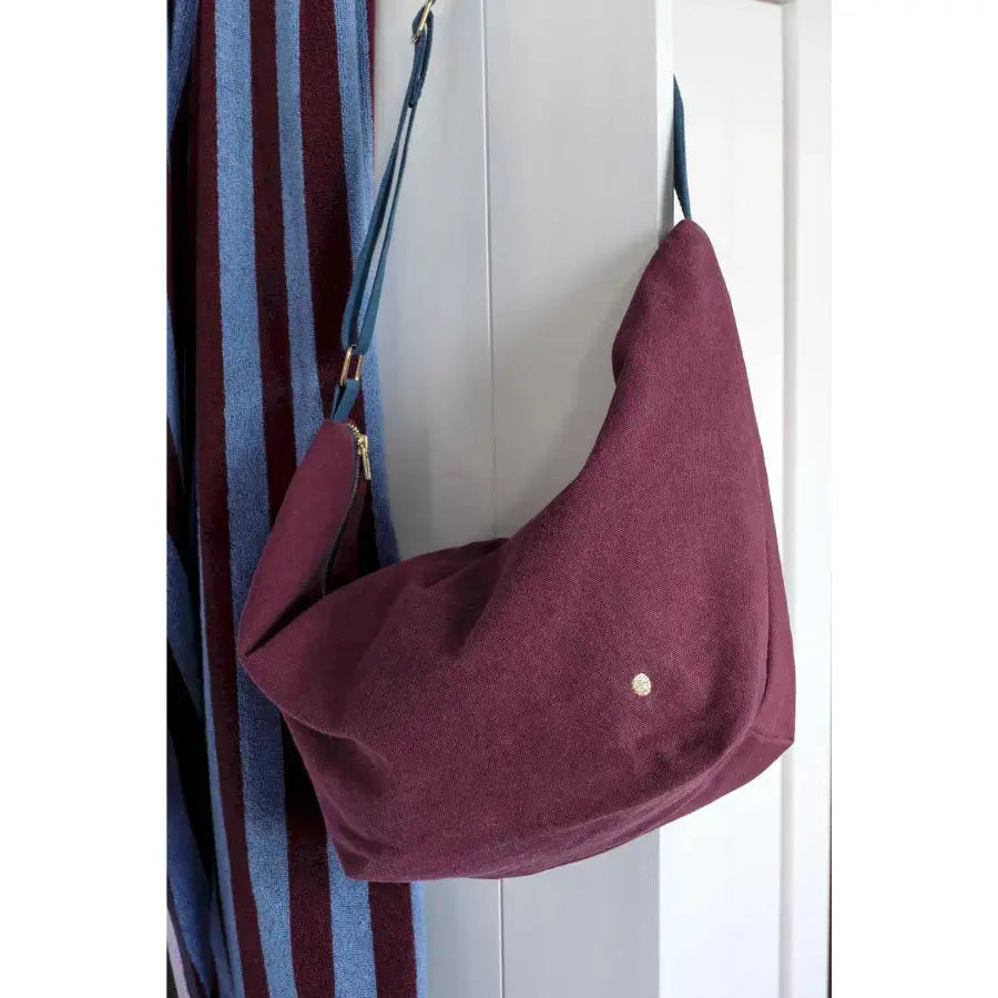 Sac demi-lune en coton bio Iona Wine - 53x28x12 cm La Cerise sur le Gâteau