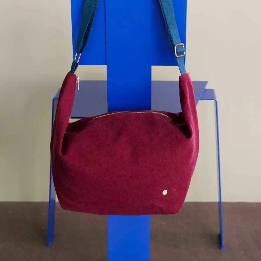Sac demi-lune en coton bio Iona Wine - 53x28x12 cm La Cerise sur le Gâteau