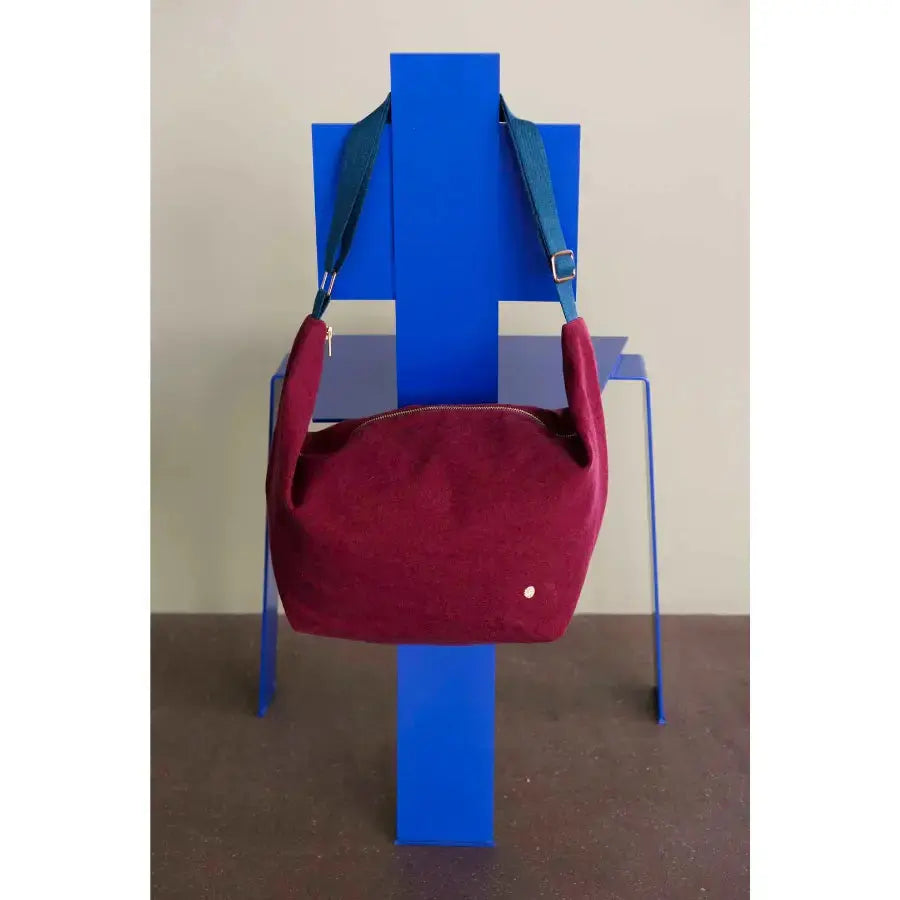 Sac demi-lune en coton bio Iona Wine - 53x28x12 cm La Cerise sur le Gâteau