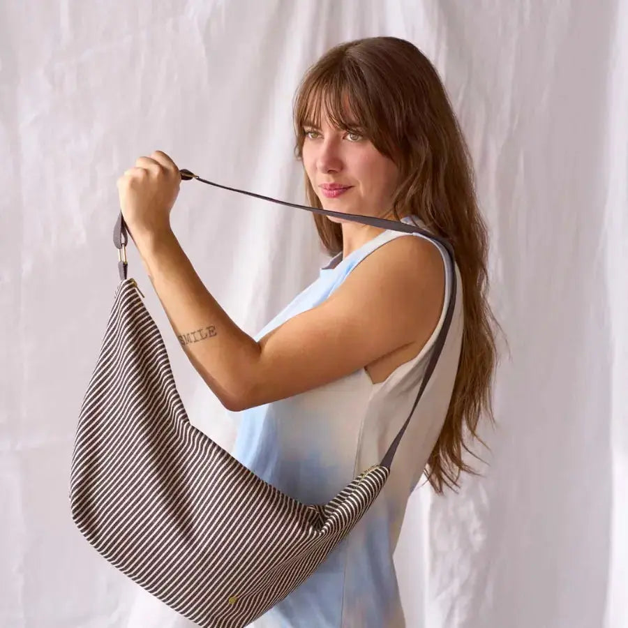 Sac demi-lune rayé noir et blanc Basile Caviar - 53x28x12 cm La Cerise sur le Gâteau