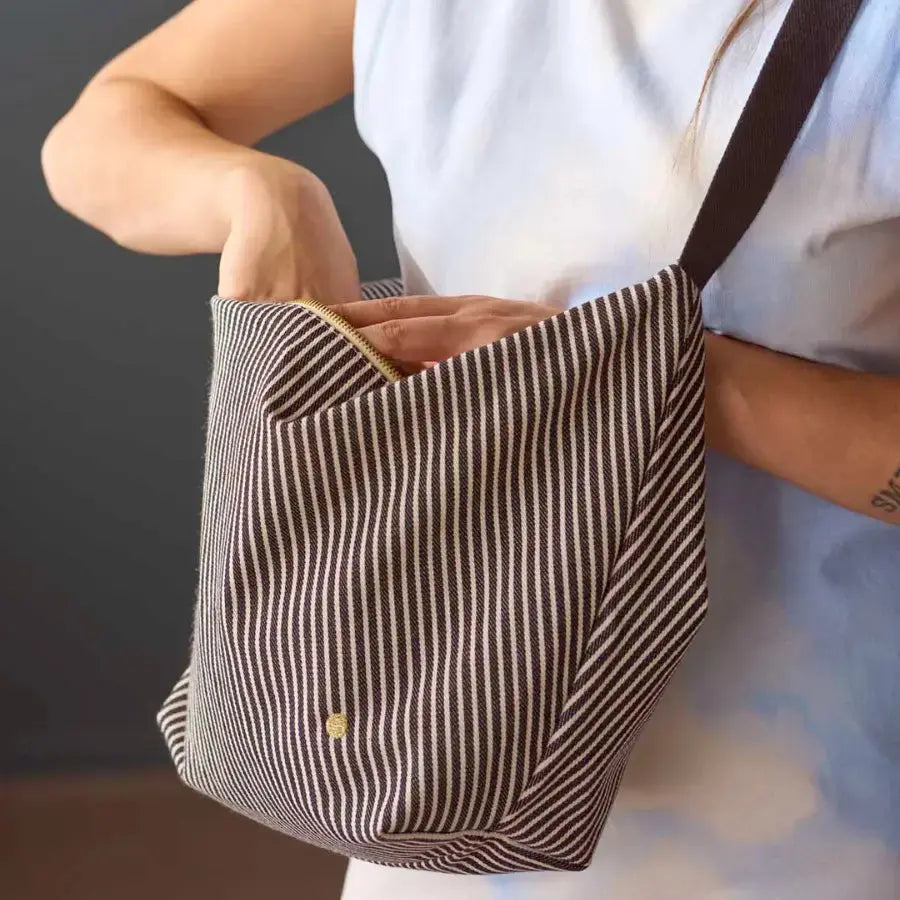 Sac demi-lune rayé noir et blanc Basile Caviar - 53x28x12 cm La Cerise sur le Gâteau