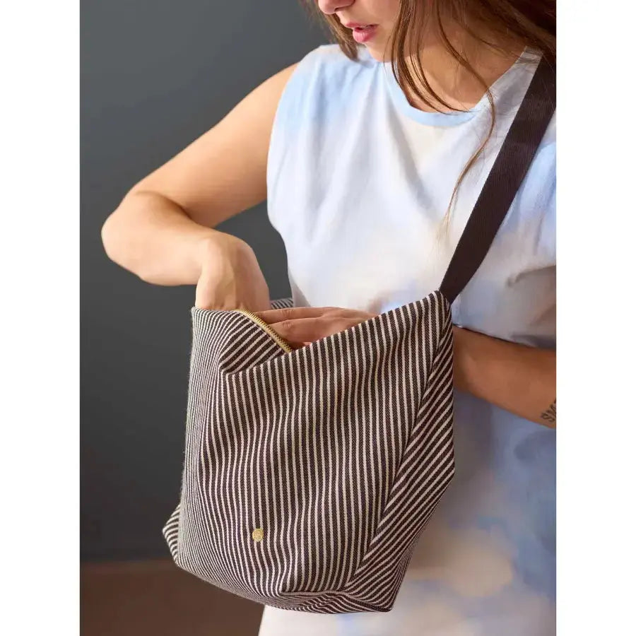 Sac demi-lune rayé noir et blanc Basile Caviar - 53x28x12 cm La Cerise sur le Gâteau